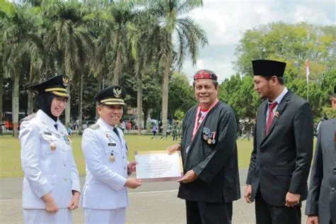 Rektor UIN KHAS Jember Terima Lencana Amreta Brata Wira Bhakti dari ...