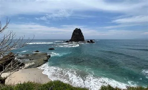 Keindahan Pantai Papuma Jember: Surga Pasir Putih dan Batu Karang ...