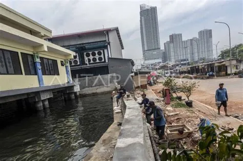 PENINGGIAN TANGGUL LAUT DI MUARA ANGKE | ANTARA Foto