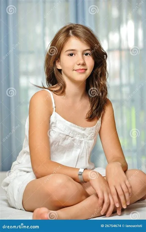 Belle Fille De L'adolescence à La Maison Dans La Robe Blanche Photo ...