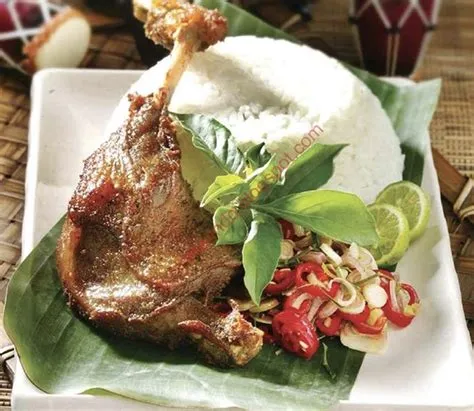 Resep Makanan, Bebek Bengil Khas Bali Disajikan dengan Nasi Putih ...