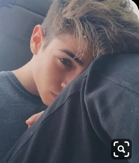 Épinglé par Juju🖤 sur Mec bg | Photo mec, Mec bg, Beau jeune homme