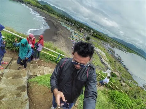 Melihat Langsung Cantiknya Teluk Love Pantai Payangan Jember - ZUCKICI.COM