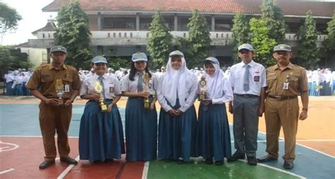 UPACARA BENDERA PERTAMA KEPALA SEKOLAH MENEKANKAN AGAR SISWA ...
