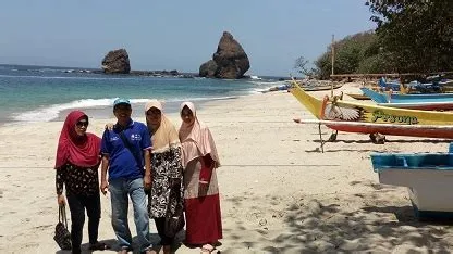 Unik Pantai Watu Ulo Jember-Ada Batu Bagai Ular Raksasa – P2Tel