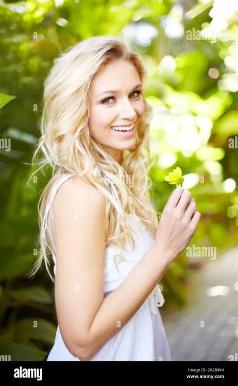 Frau portrat natürlich -Fotos und -Bildmaterial in hoher Auflösung ...