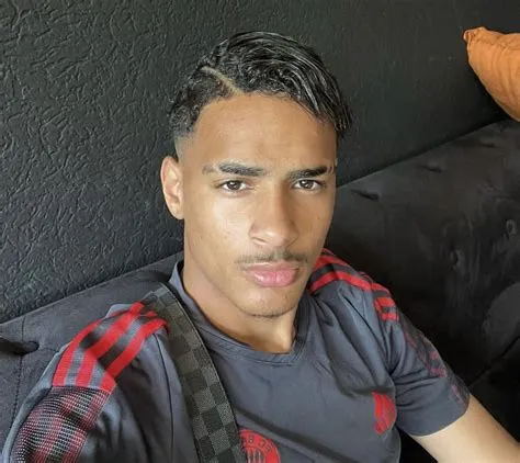 Épinglé par Shaheen sur bg | Hommes arabes, Rebeu mec, Coupes de ...