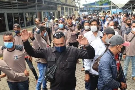Buruh Bentrok dengan Preman, Polrestabes Surabaya Tetapkan 8 Tersangka ...