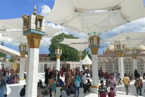 Ramai Kunjungan, Begini Penampakan Masjid Ar Rahman di Blitar yang ...