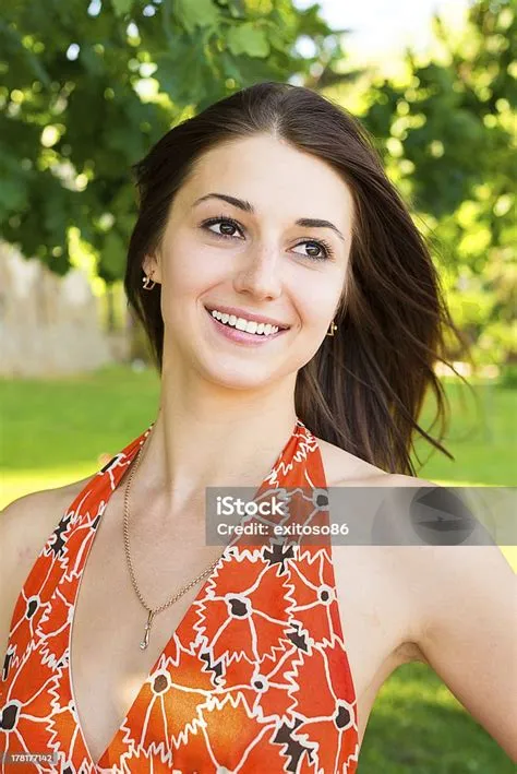 Schöne Junge Mädchen Im Freien Im Sommer Stockfoto und mehr Bilder von ...