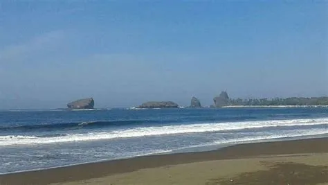 Pantai Watu Ulo ?️ HTM, Rute, Foto & Ulasan Pengunjung