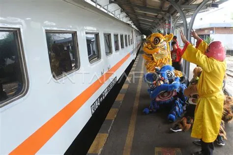 Atraksi barongsai di Stasiun Jember | ANTARA Foto