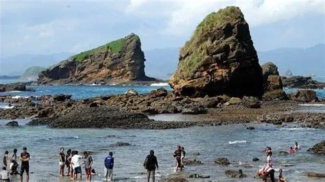 Wisata Pantai Papuma, Eksotis dan Menakjubkan - Posbelitung.co