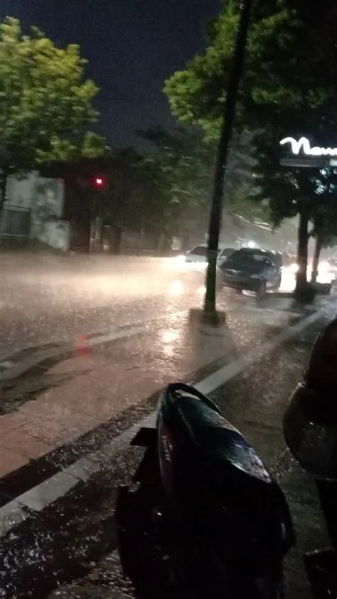 Pap hujan | Ide perjalanan, Malam berhujan, Perjalanan malam