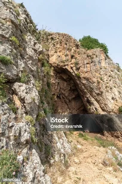 Gua Besar Di Gunung Arbel Yang Terletak Di Pantai Danau Kinneret Laut ...
