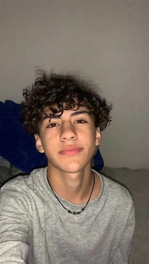 by Rubis Gacha ꨄ on Yeag | Boys with curly hair, Brown hair boy ...