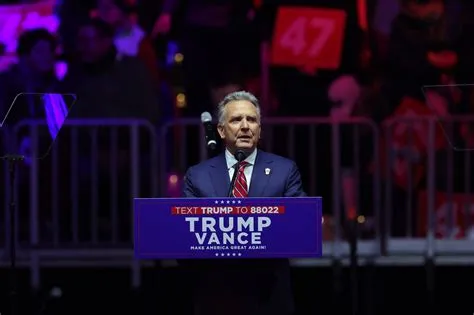 Uin Sgd Logo Gazelle Trainers Top