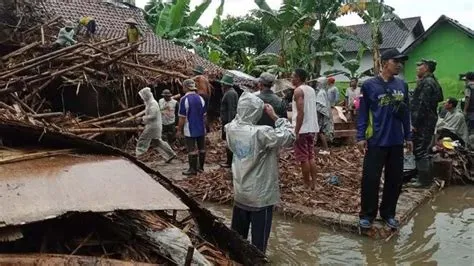 Diterjang Hujan Deras Disertai Angin, Gudang Tembakau Ambruk Timpa Dua ...