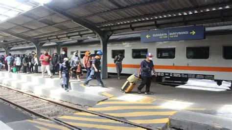 Foto dok. Sejumlah penumpang naik kereta api di Stasiun Jember saat ...