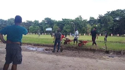 Aksi Bersih-bersih Alun-alun Kota Raha Jelang Kedatangan Presiden ...