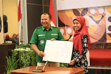 Bupati Jember Lantik Dosen Fakultas Farmasi Universitas Jember Sebagai ...
