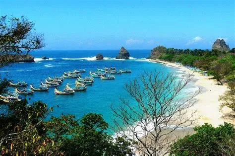 Pantai Watu Ulo 🏖️ HTM, Rute, Foto & Ulasan Pengunjung