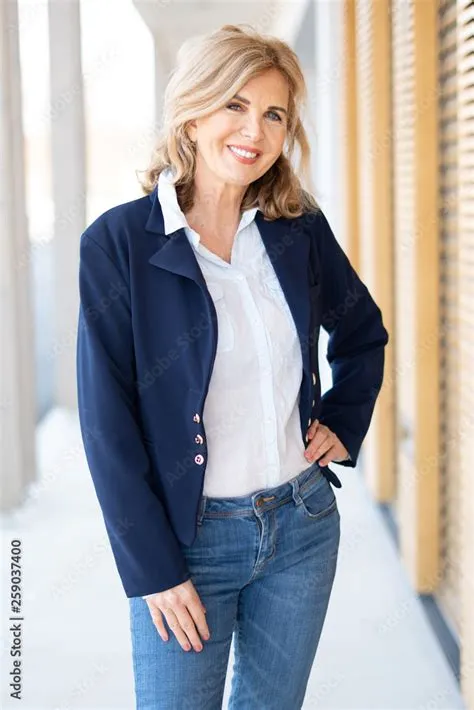 Attraktive Frau im Alter von 60 Jahren, Best Ager Stock-Foto | Adobe Stock