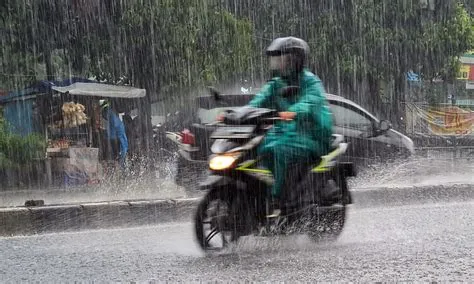 3 Barang yang Perlu Dibawa Pengendara Motor Saat Musim Hujan - Parboaboa