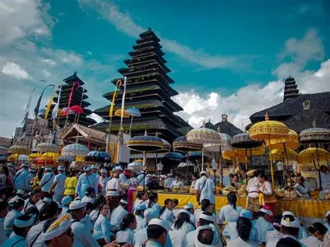 Indahnya Kebudayaan Bali Terpancar dari 4 Tradisi Adat Istiadat Unik ...