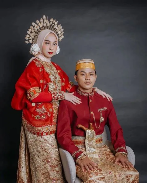7 Ide Foto Pernikahan dengan Baju Pengantin Adat Bugis yang Berestetika ...