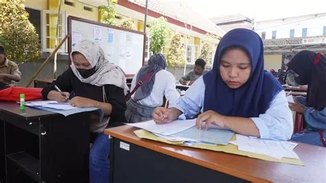 Hari Pertama PPDB SMPN di Jember Diramaikan Ibu-Ibu - Radar Jember