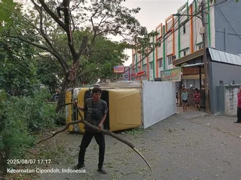 Truk Boks Nyangkut Pohon Besar, Terbalik di Gondrong Cipondoh: Viral ...