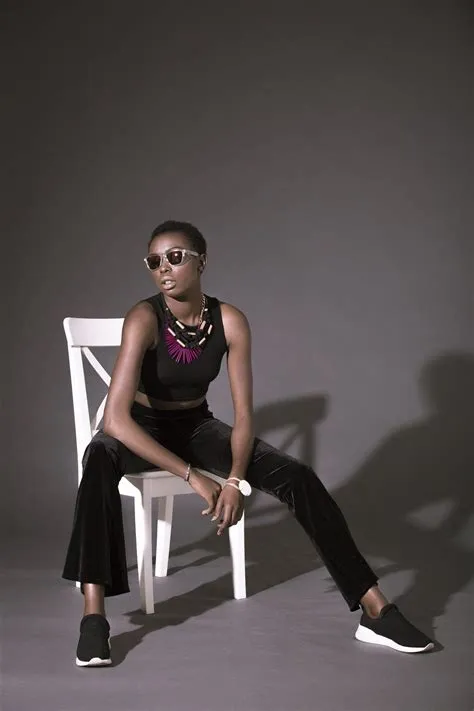 Basic Tips for Posing Female Models | Model poses, Female modeling ...