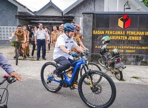 Bupati Hendy Gowes ke Kantor Bawaslu Jember