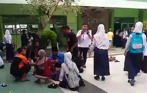 Puluhan Murid SMPN 4 Jember Kesurupan Massal, Sekolah Hentikan ...