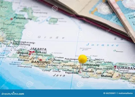 Yogyakarta, Java, Indonesien, Gelber Pin Und Pass, Nahaufnahme O ...