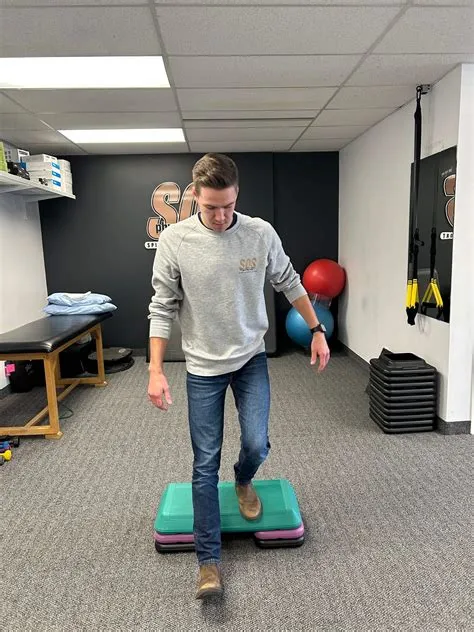 Step Downs by Evan Lukasik - SOS Physiotherapy