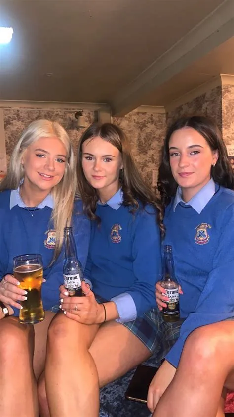 di dilara su Idk | Slm, Uniforme, Scuola