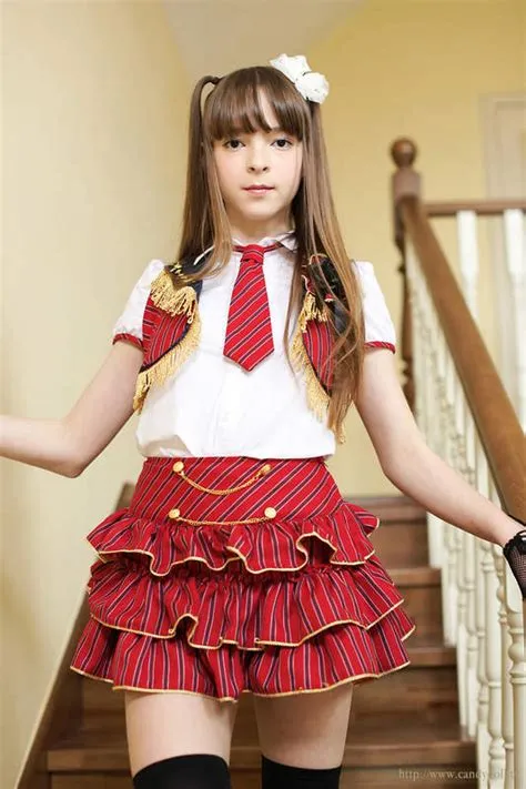 「俄羅斯水手服小蘿莉」正到全宇宙都會怕，4年後「超胸正面照」讓男人再也無法直視！(14張) | TEEPR 亮新聞