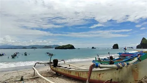 Hamparan Pasir Putih dan Tujuh Batu Karang di Pantai Papuma Jember ...