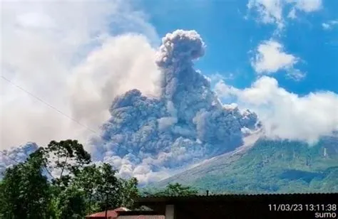 Indonesia's Merapi volcano erupts, spews hot cloud | Reuters