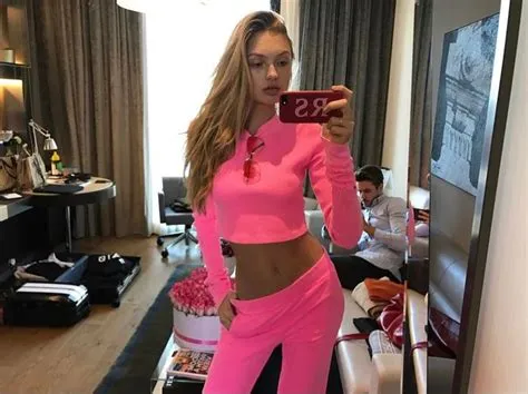 by Alexis on Modela | Neon outfits, Romee strijd, Celebrity trends