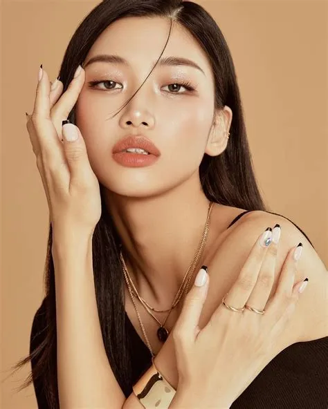 by Ariadna Marcano on makeup. | Model photoshoot poses, Headshot ...