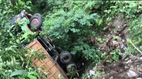 Rem Blong Bawa Petaka, Truk Pengangkut Pasir Terjun di Jurang Gunung ...