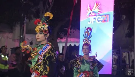 6 Tampilan Busana Terbuat dari Kemasan Detergen Bertema Nusantara di ...