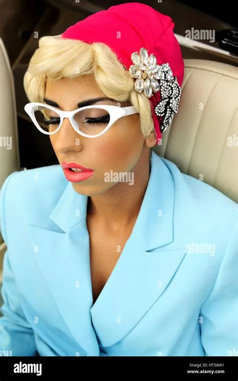 Women face 1950 hi-res stock photography and images - Alamy