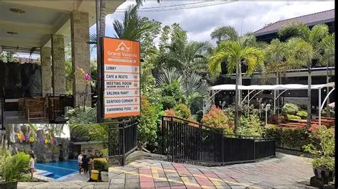 REVIEW HOTEL GRAND VALONIA JEMBER || Harga 200 Ribuan Ada Kolam Renang ...