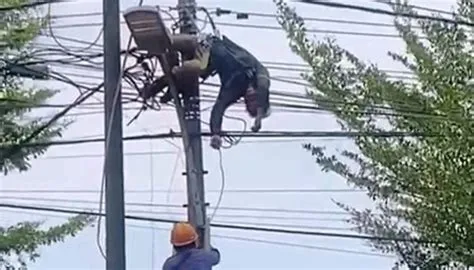 Teknisi Internet Tersengat Listrik Ketika Perbaikan Jaringan Depan SMPN ...