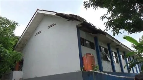 3 Atap Ruangan Kelas SMPN 6 Kota Tangsel Rusak Parah, Gedung Sekolah ...