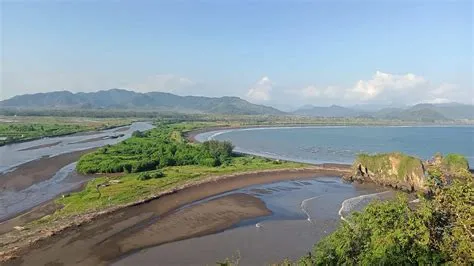 Teluk Love di Jember, Wisata Teluk Berbentuk Hati dengan Pemandangan ...